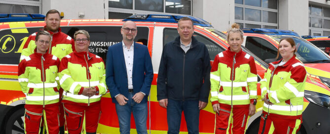 Landkreis Elbe-Elster stärkt die Notfallversorgung: Drei neue Notarzteinsatzfahrzeuge offiziell übergeben